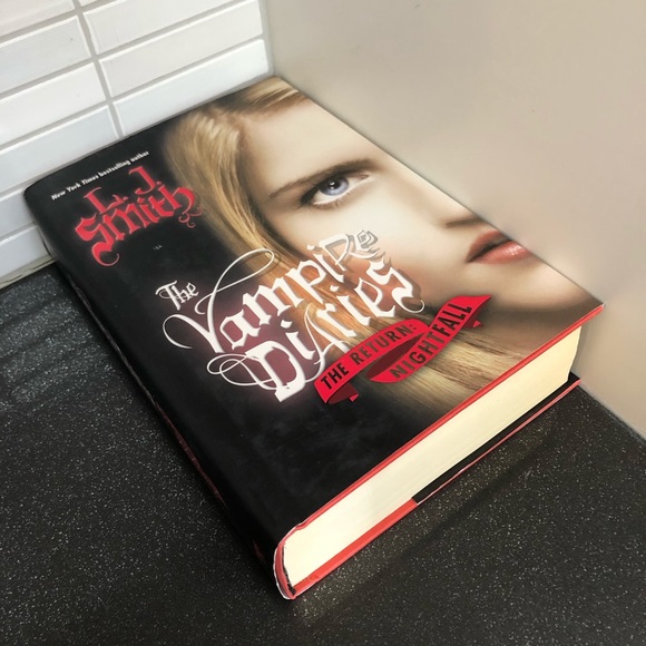 The Vampire Diaries The Return: Nightfall hardcover - Picture 2 of 9